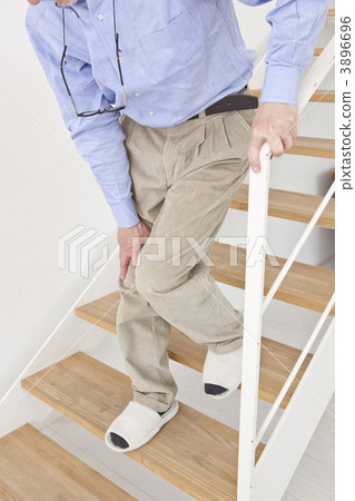 Senior men descending the stairs in a painful manner with knee pain 3896696
