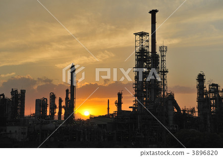 四日市的工業區在日落染色 3896820