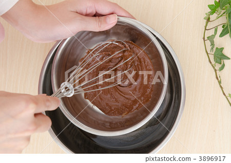 Making sweets of Valentine's Day 3896917