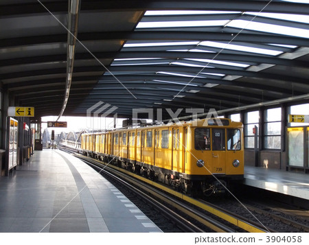 Yellow train in Berlin U-Bahn 3904058