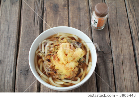 溫熱的炸蝦天婦羅烏龍麵，搭配一小瓶柚子七味粉 3905443