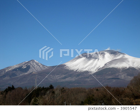 Mt. Asama在冬天在一個晴天 Mt. Asama在冬天在一個晴天 3905547