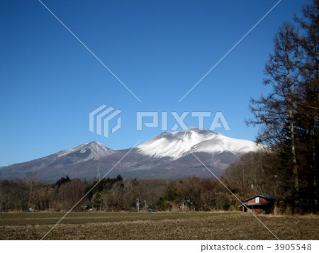 Mt. Asama在冬天在一個晴天 Mt. Asama在冬天在一個晴天 3905548