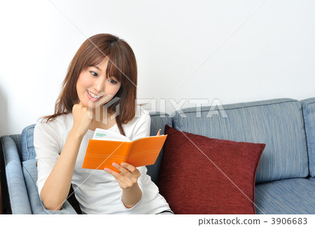 檢查時間表的女性 檢查時間表的女性 3906683