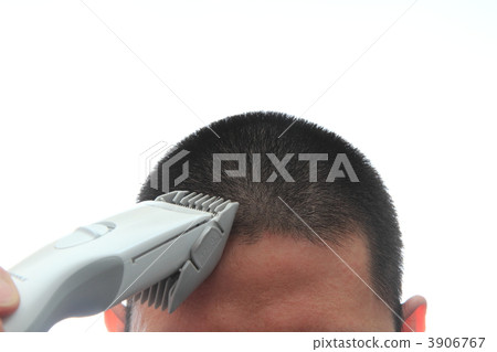 A man clenched his head with a hair clipper 3906767