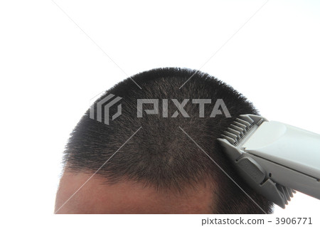 A man clenched his head with a hair clipper 3906771