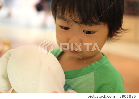 Child gazing a stuffed animal 3906886