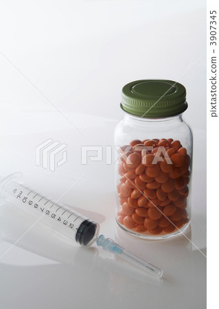 Image of vitamins and syringes 1 3907345