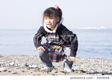 一個女孩在沙灘上玩 一個女孩在沙灘上玩 3909098