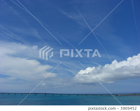 海洋上的橋樑和飛機雲(宮古島的Ikejyo Ohashi橋) 海洋上的橋樑和飛機雲(宮古島的Ikejyo Ohashi橋) 3909452
