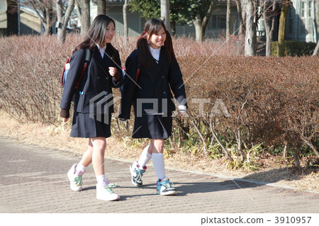 兩個女孩初中生去上學 3910957