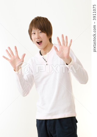 一個穿便服的年輕人 一個穿便服的年輕人 3911075