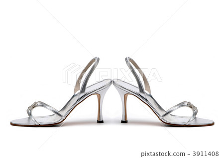 白色背景的涼鞋 3911408