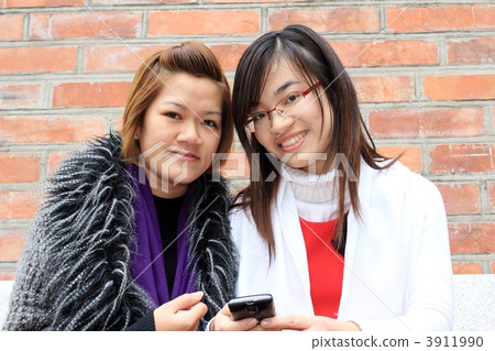 A female college student in Vietnam with a smartphone 3911990