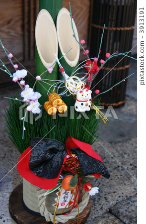 new year's pine decoration, entrance, porch 3913191