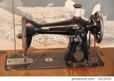 Showa's foot-operated sewing machine 3913456