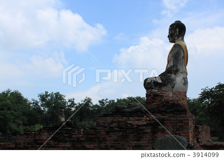 Buddha statue of Ayutthaya in fine weather 3914099