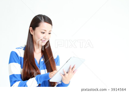 年輕的女士到iPad 年輕的女士到iPad 3914564