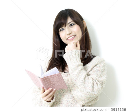 一個女人拿著一本書 3915136