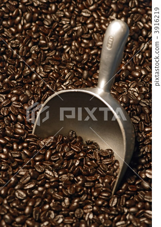 Coffee beans and scoop Coffee beans and scoop 3916219