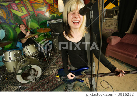 Female bass player screaming Female bass player screaming 3916232