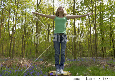 Girl in woods 3916382