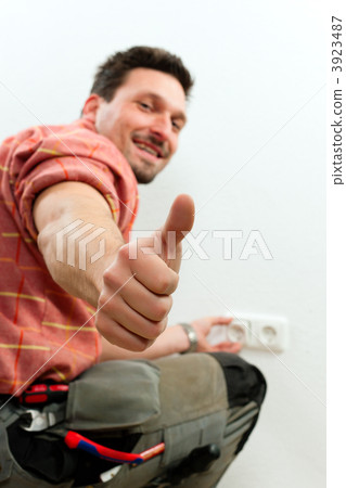 3923487