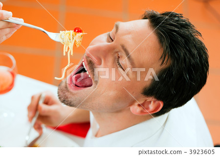 3923605
