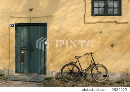 yellow house 3924025