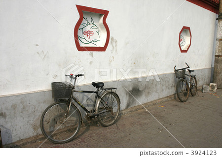 Biking in bejing 3924123