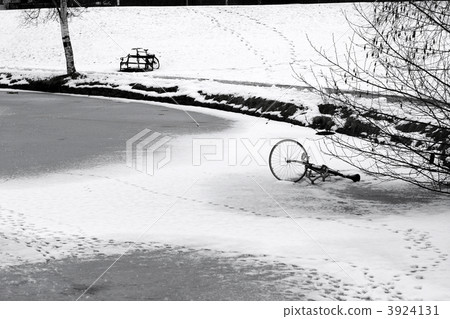 bike on ice bike on ice 3924131