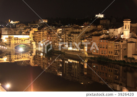 意大利世界遺產佛羅倫薩沿阿爾諾河的老城鎮景觀在晚上和Ponte Vecchio 3926420