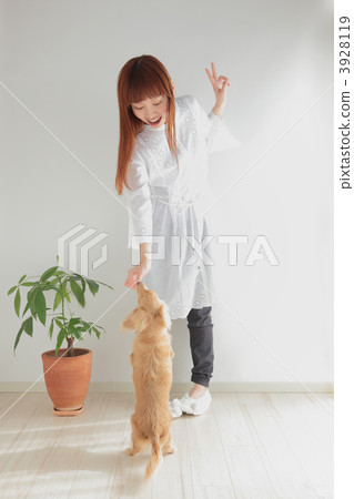 婦女和狗 3928119