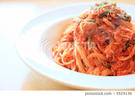 Spaghetti with tomatoes and tuna 3929136