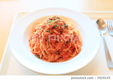 Spaghetti with tomatoes and tuna Spaghetti with tomatoes and tuna 3929145