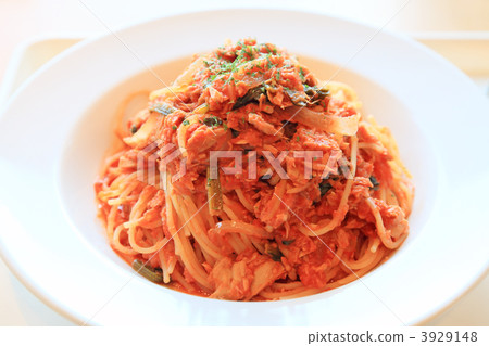 Spaghetti with tomatoes and tuna Spaghetti with tomatoes and tuna 3929148