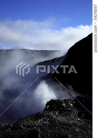 Bubbling spring at Deildartunguhver 3929897