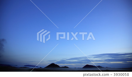 Silhouetted misty landscape 3930058