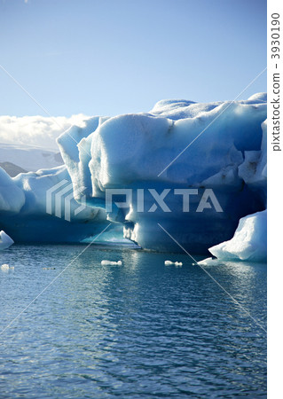 Massive iceberg 3930190