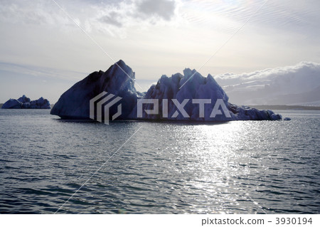 Silhouetted icebergs 3930194