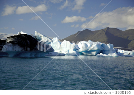 Icebergs lit by the sun Icebergs lit by the sun 3930195