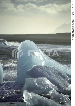 Melting iceberg Melting iceberg 3930214