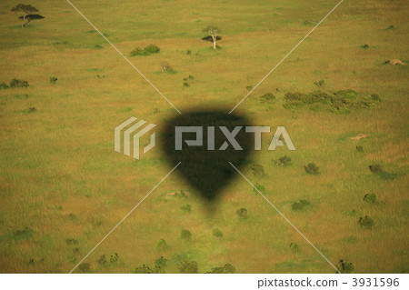 Shadow of a hot air balloon 3931596