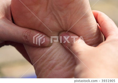 Deep tissue massage to the sole of the foot 3931905