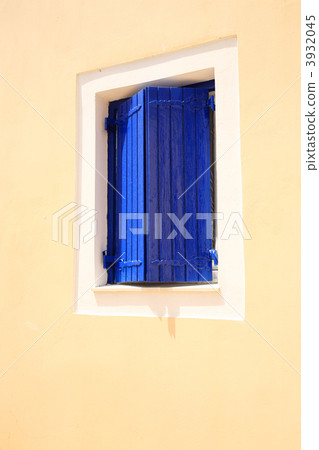 Blue window shutters 3932045
