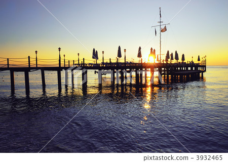 Sunrise silhouette 3932465