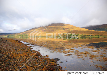 Mountain reflection in a Sottish lake 3932674