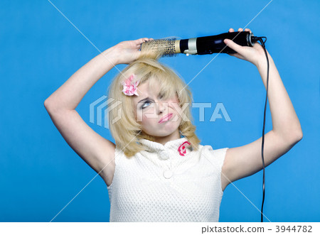Blond fight with elecrtical hairdry 3944782