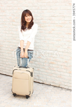 Women traveling smile 3945774