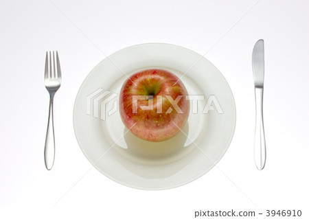 Apples on the dish 3946910